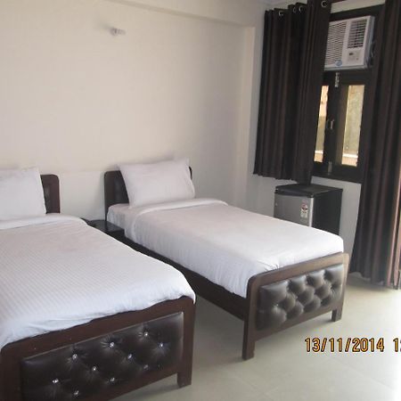 Charanpahari Hotel New Delhi Exteriör bild
