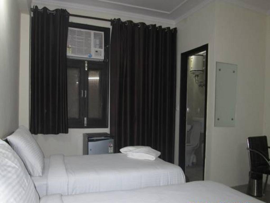 Charanpahari Hotel New Delhi Exteriör bild