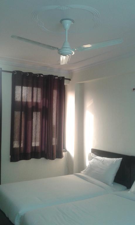 Charanpahari Hotel New Delhi Exteriör bild