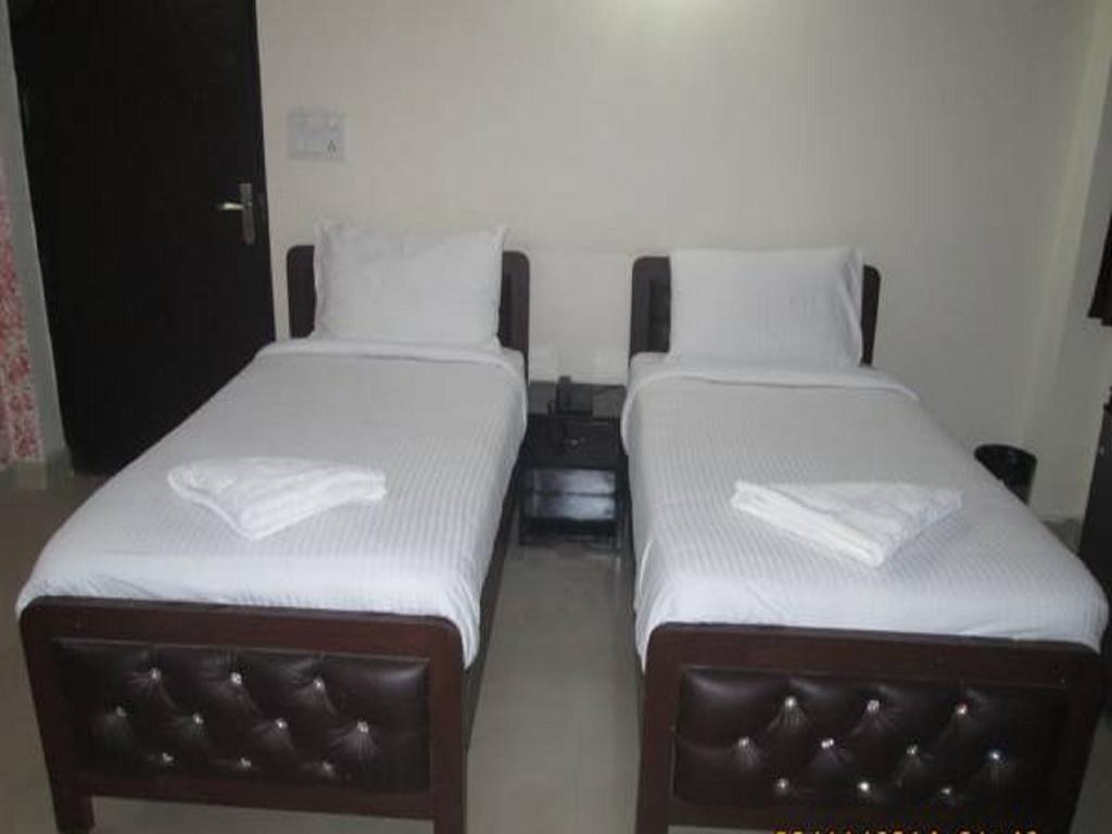 Charanpahari Hotel New Delhi Exteriör bild