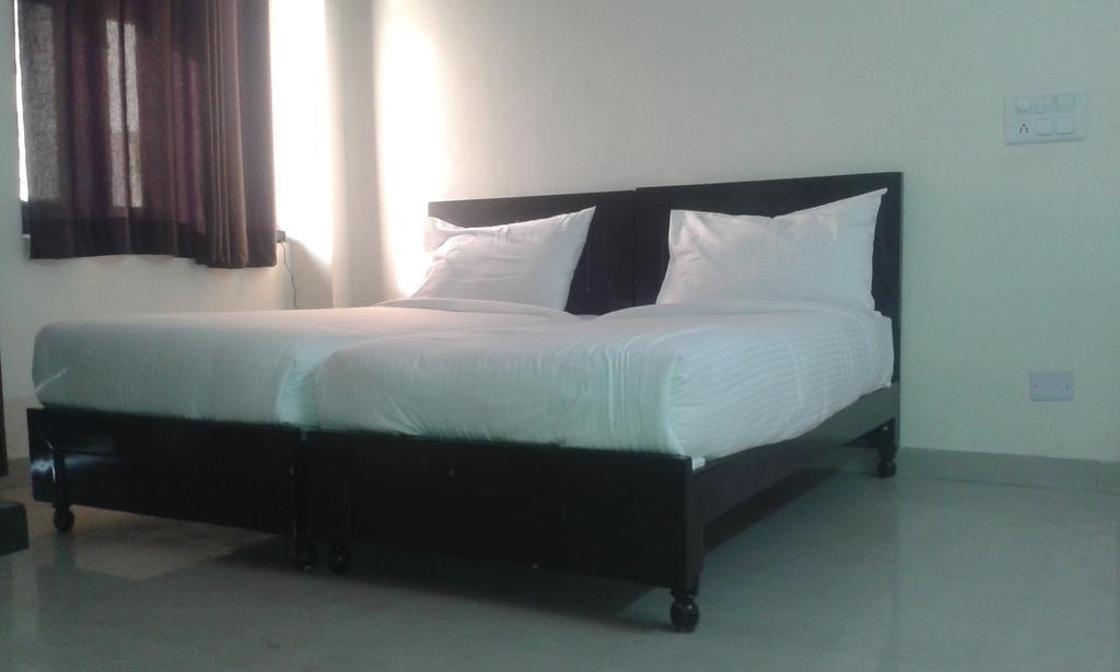 Charanpahari Hotel New Delhi Rum bild