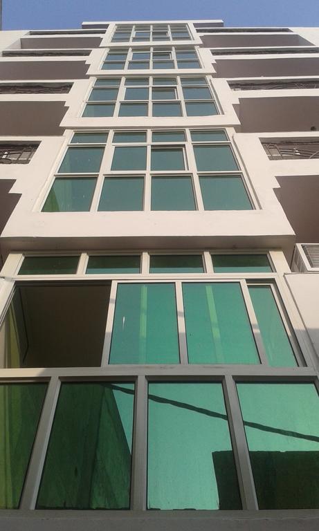 Charanpahari Hotel New Delhi Exteriör bild