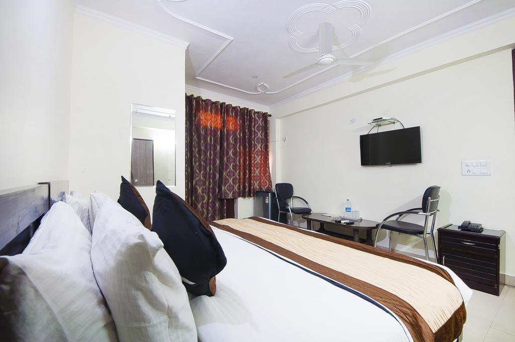 Charanpahari Hotel New Delhi Exteriör bild