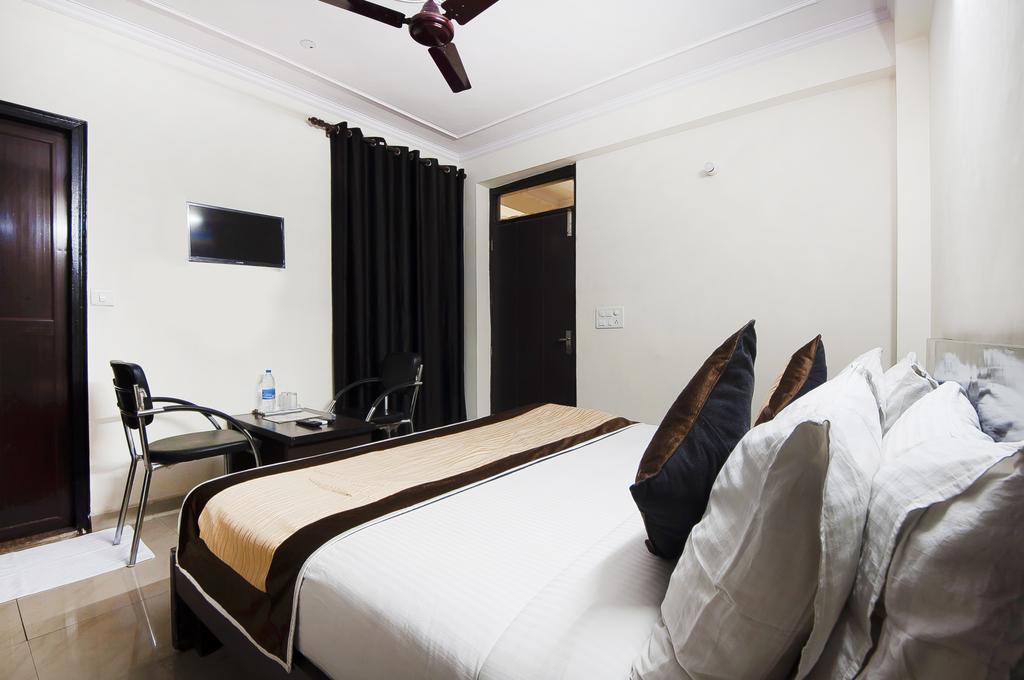Charanpahari Hotel New Delhi Exteriör bild