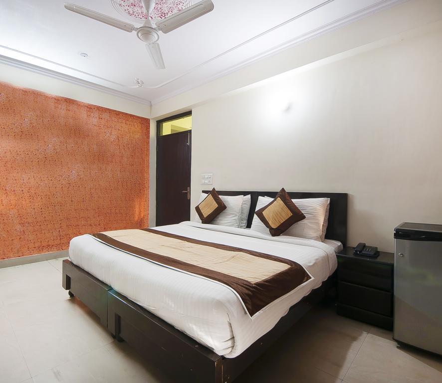 Charanpahari Hotel New Delhi Exteriör bild
