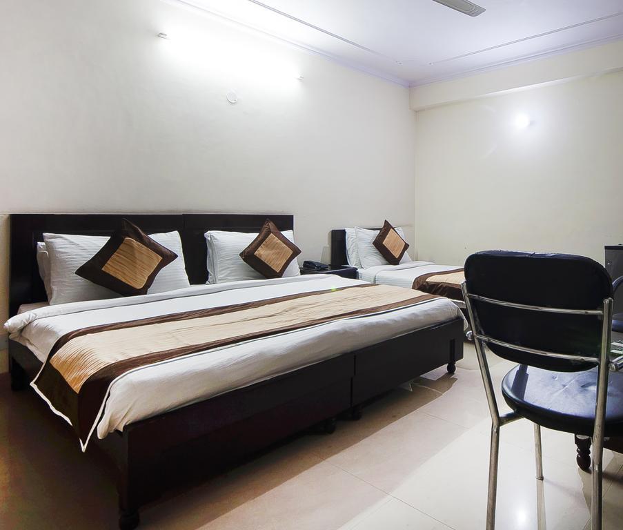 Charanpahari Hotel New Delhi Exteriör bild