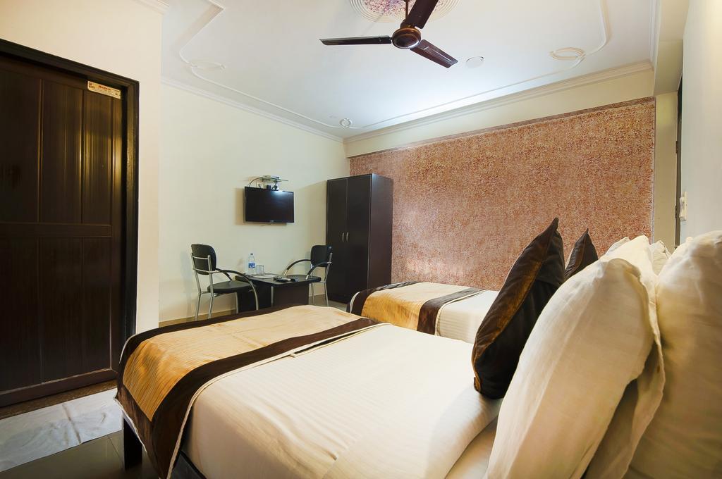 Charanpahari Hotel New Delhi Exteriör bild
