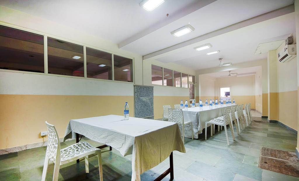 Charanpahari Hotel New Delhi Exteriör bild
