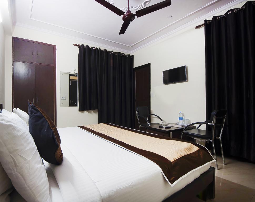 Charanpahari Hotel New Delhi Exteriör bild