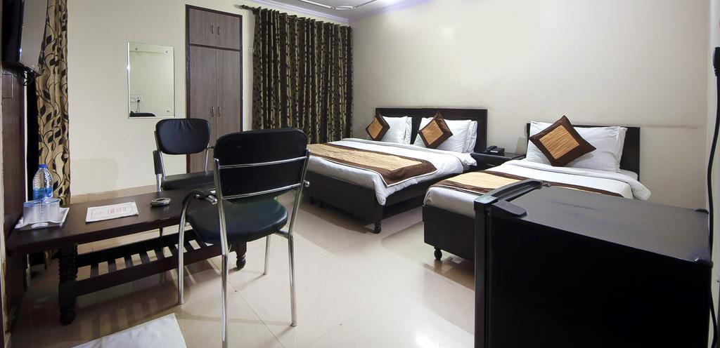Charanpahari Hotel New Delhi Exteriör bild