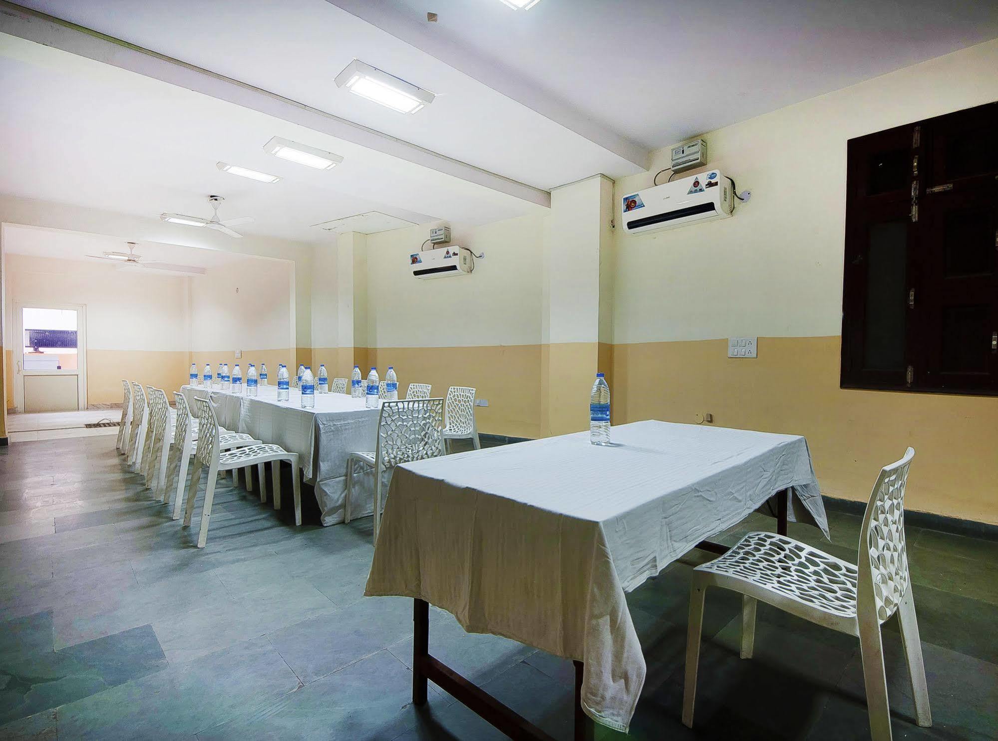 Charanpahari Hotel New Delhi Exteriör bild