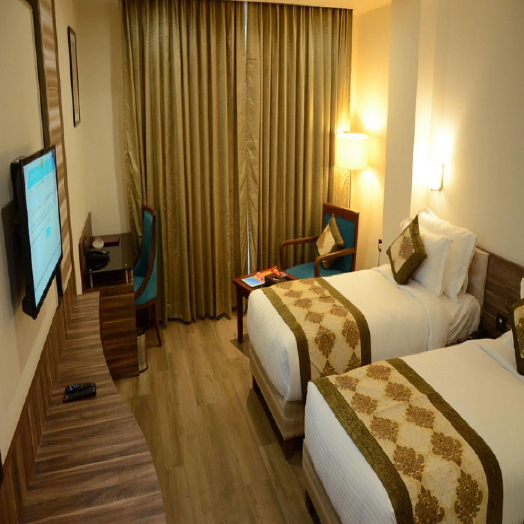 Charanpahari Hotel New Delhi Exteriör bild