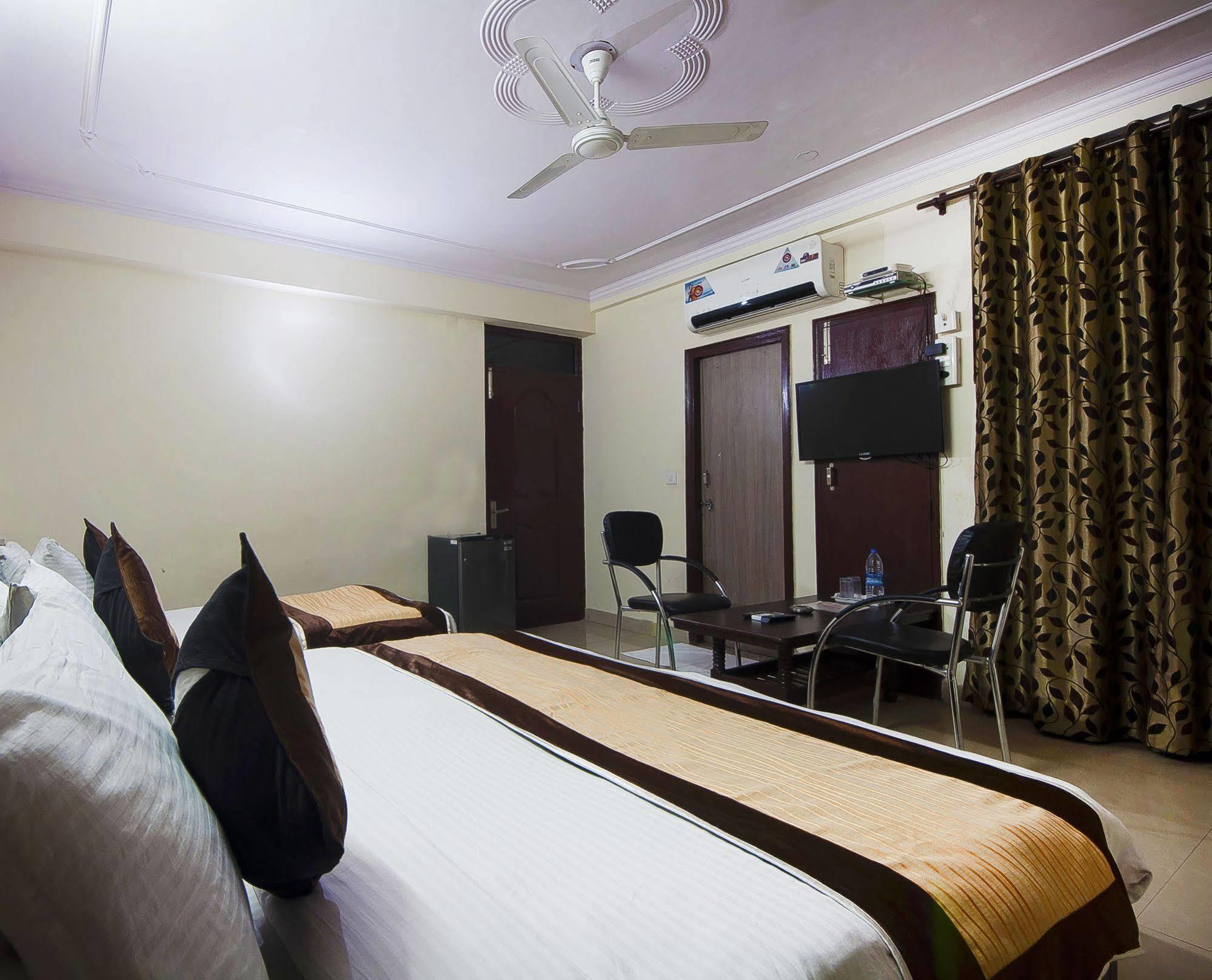 Charanpahari Hotel New Delhi Exteriör bild