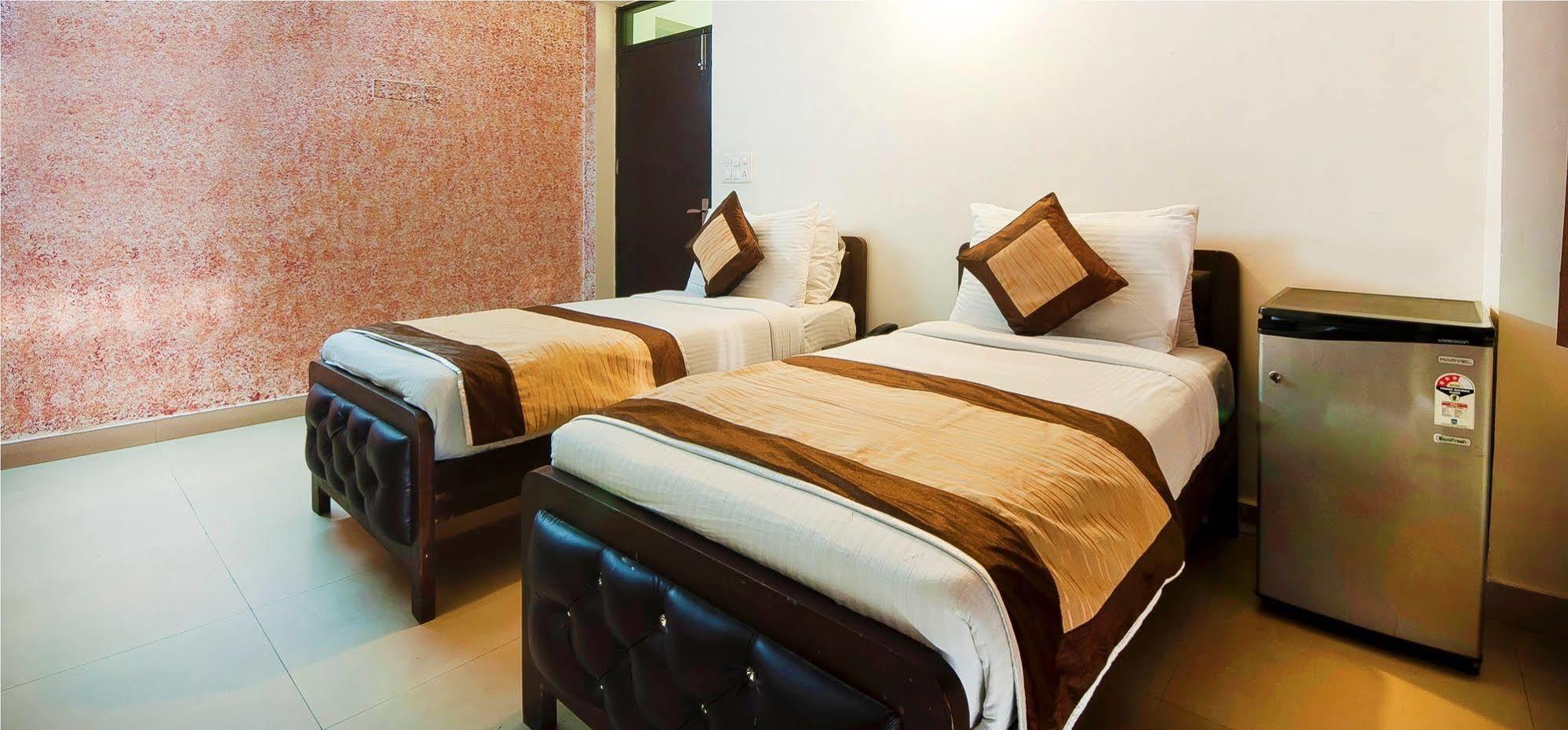 Charanpahari Hotel New Delhi Exteriör bild