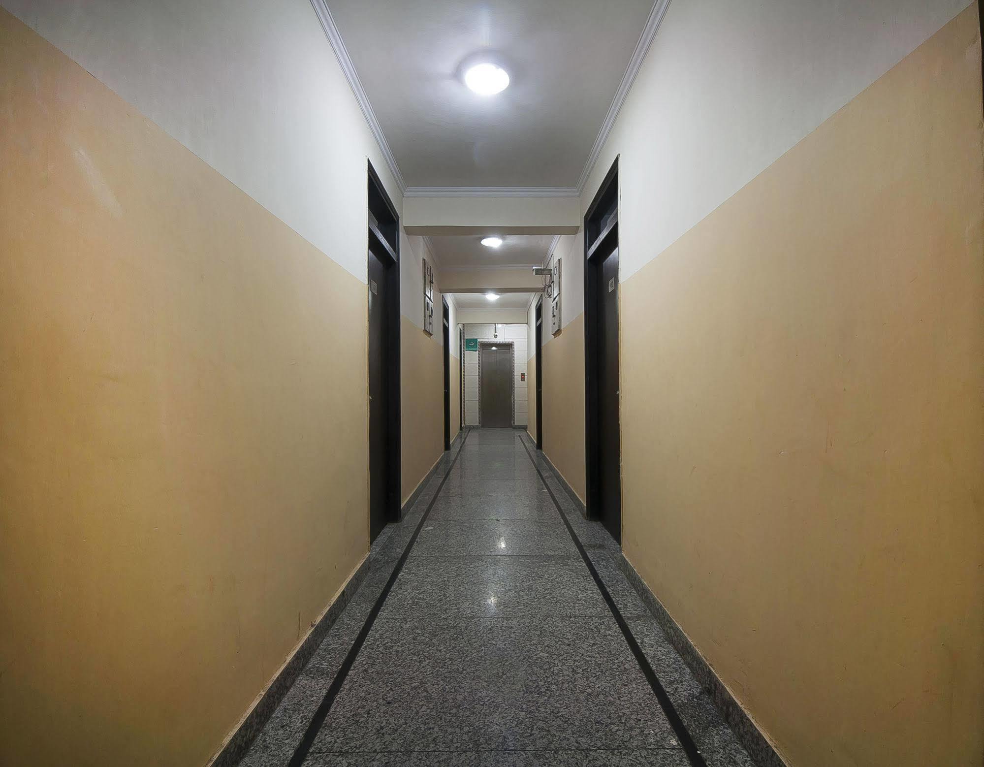 Charanpahari Hotel New Delhi Exteriör bild
