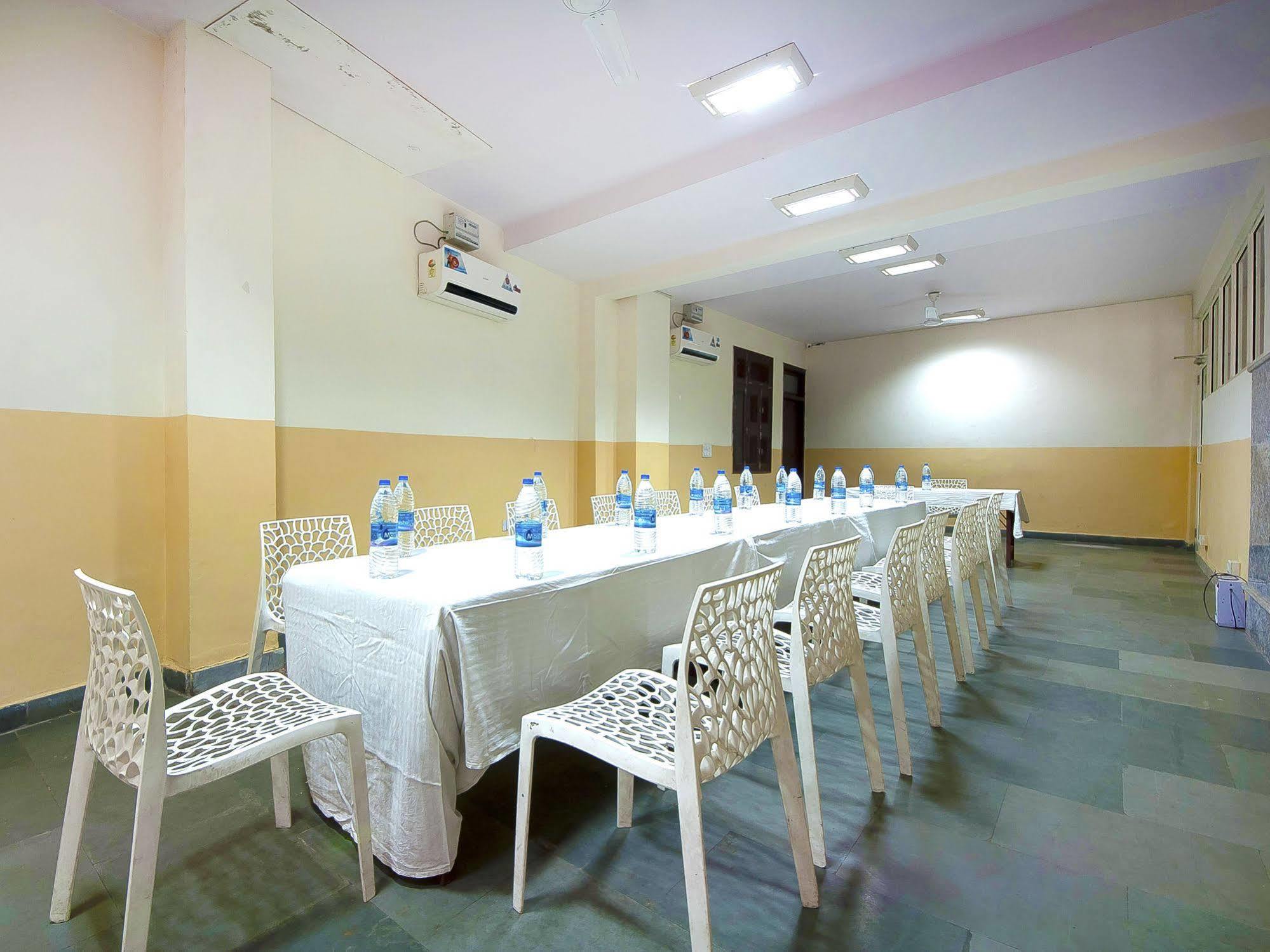 Charanpahari Hotel New Delhi Exteriör bild