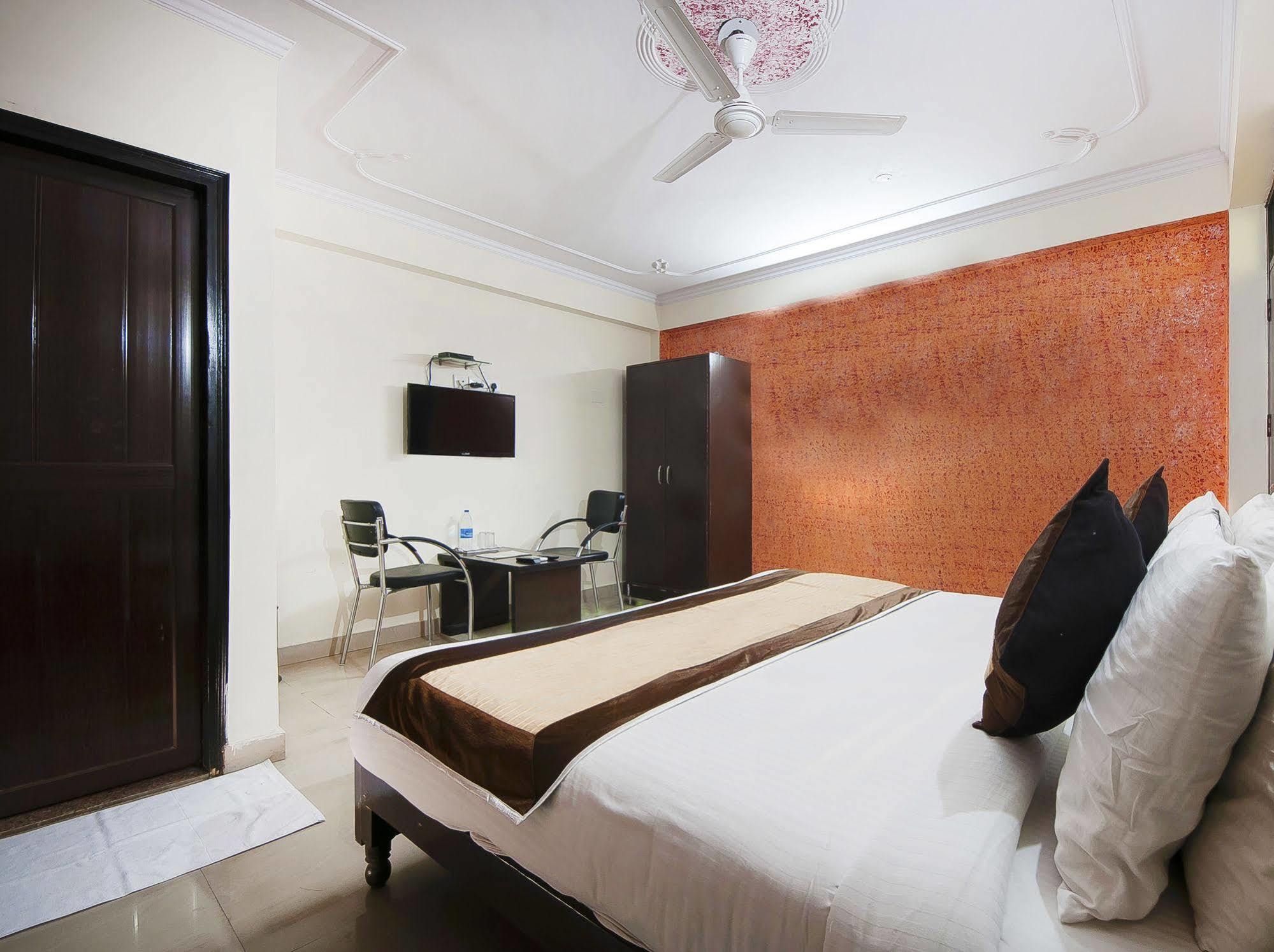Charanpahari Hotel New Delhi Exteriör bild