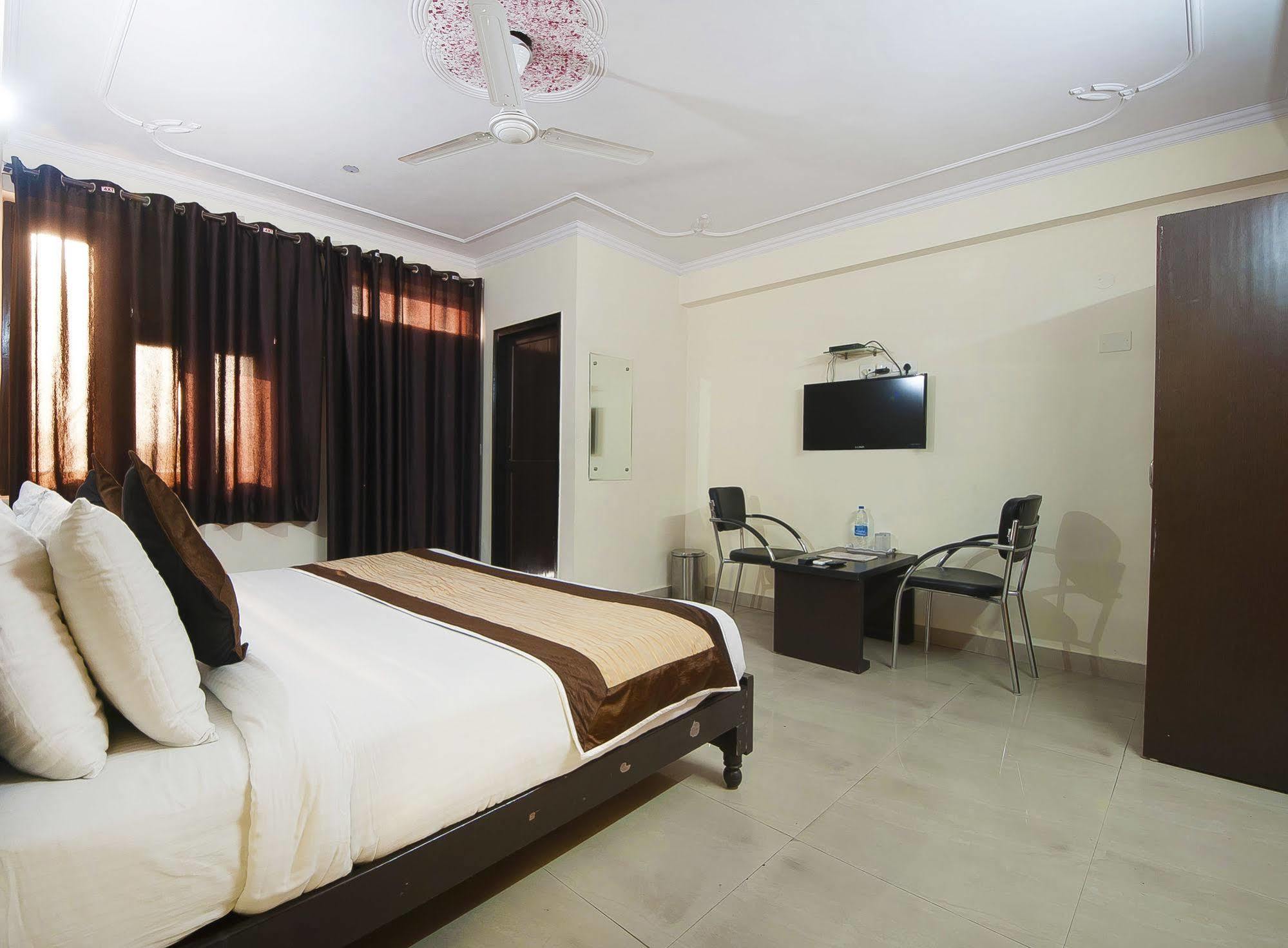Charanpahari Hotel New Delhi Exteriör bild