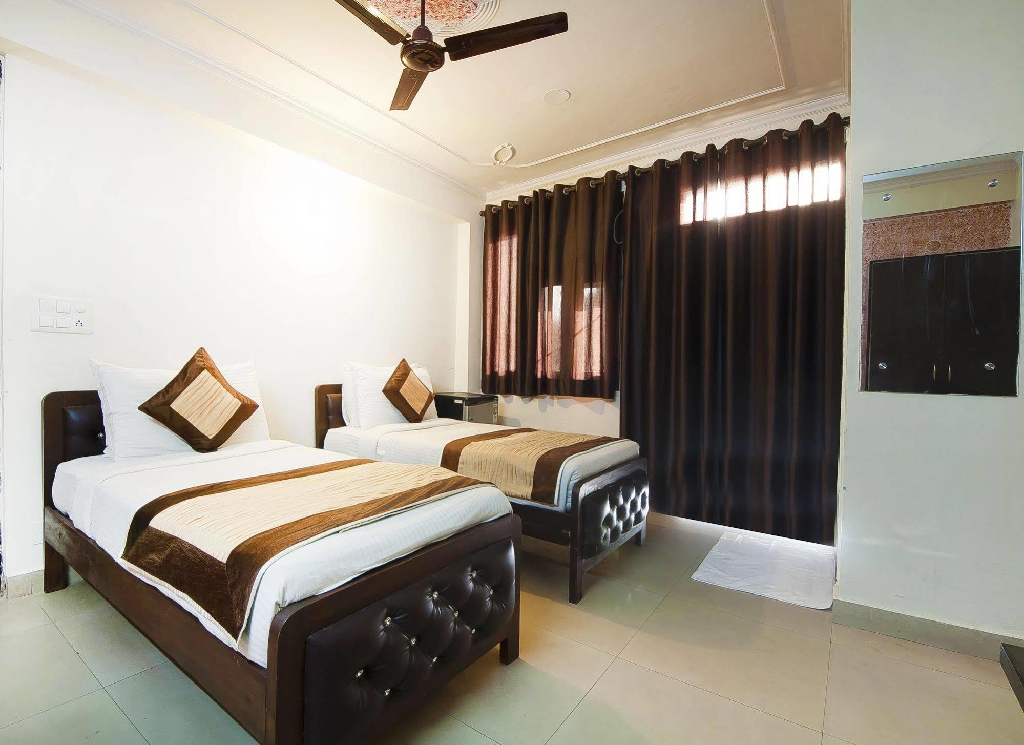 Charanpahari Hotel New Delhi Exteriör bild