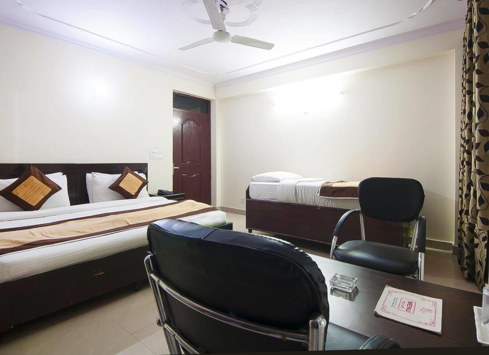 Charanpahari Hotel New Delhi Exteriör bild