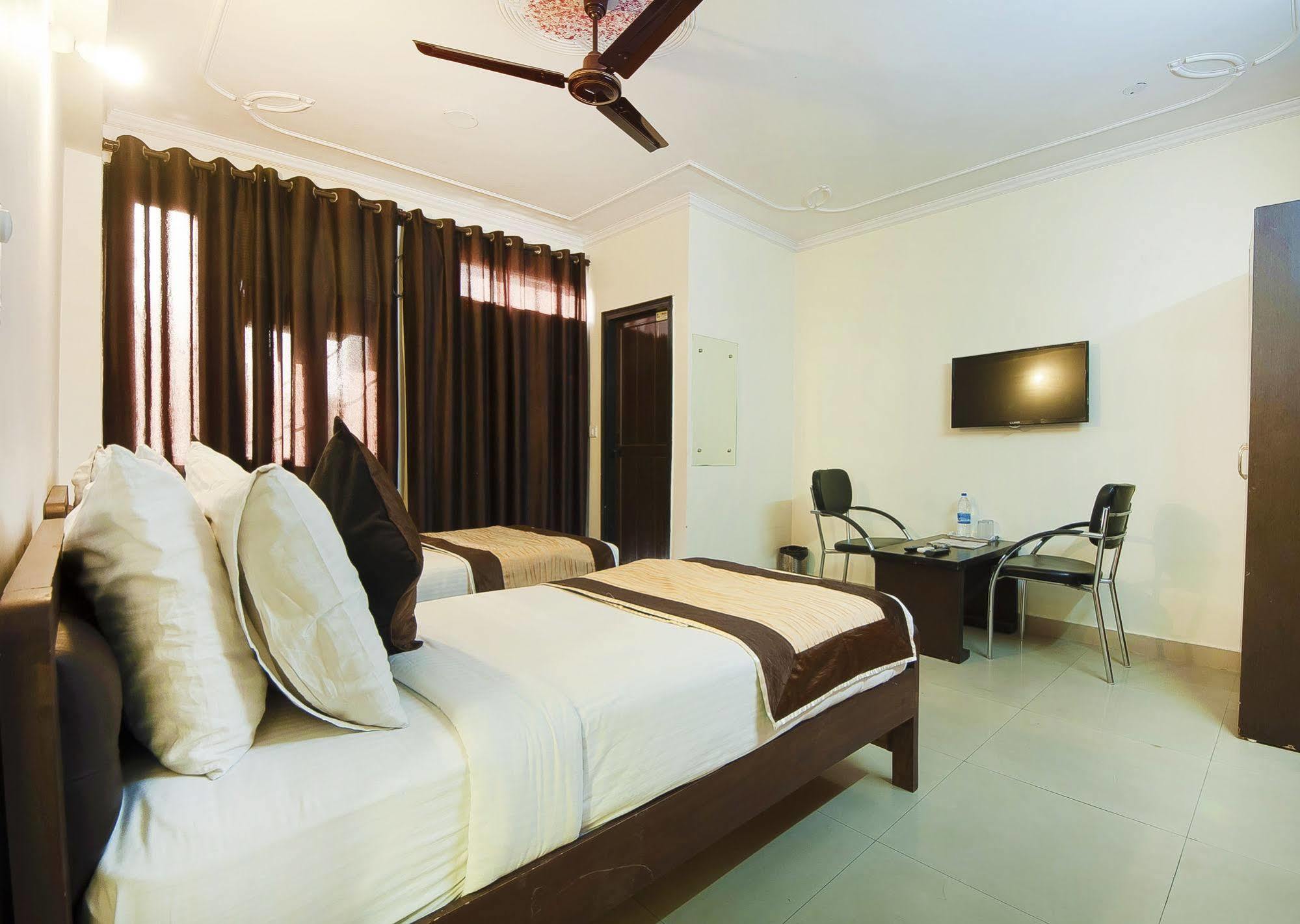 Charanpahari Hotel New Delhi Exteriör bild