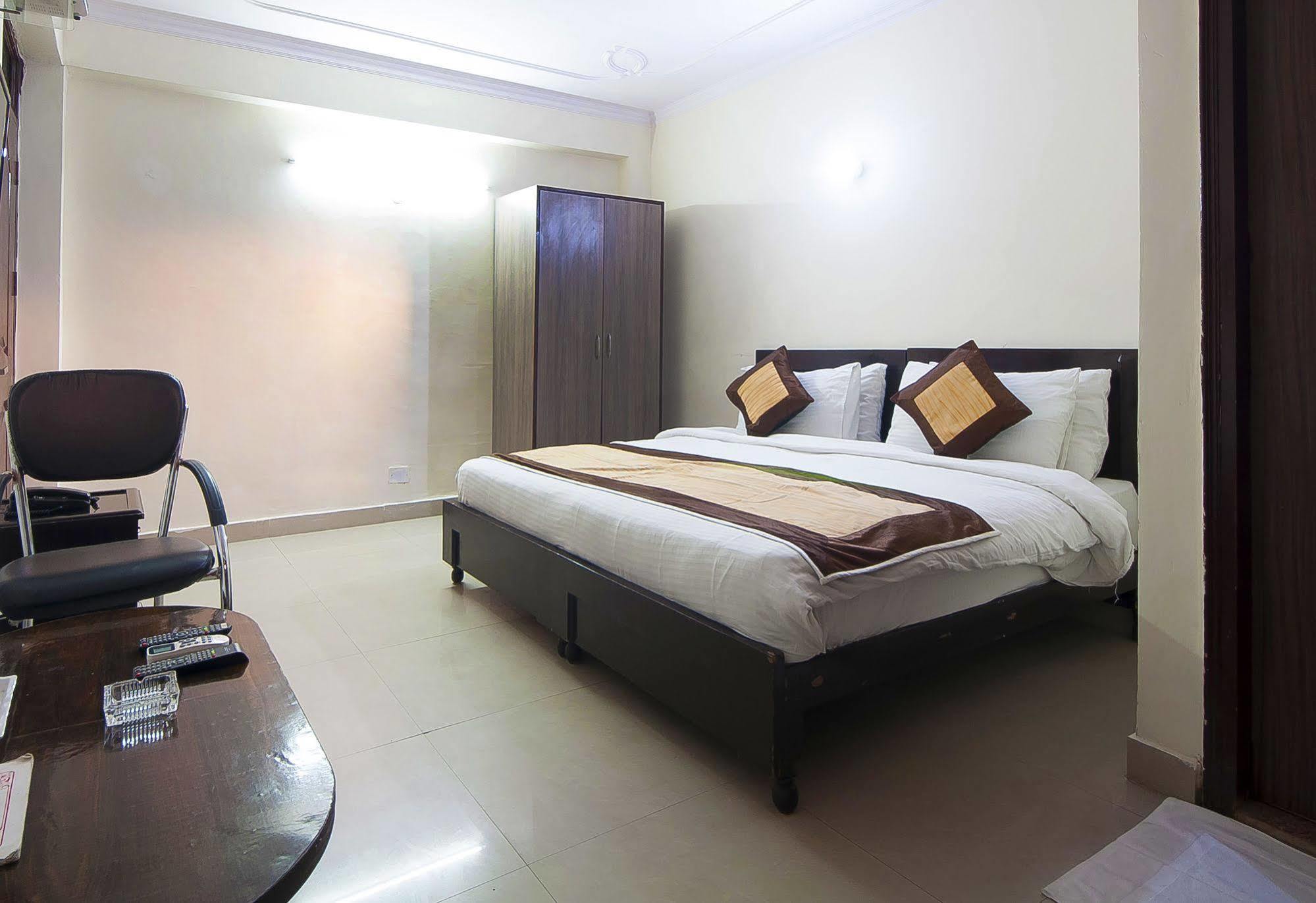 Charanpahari Hotel New Delhi Exteriör bild