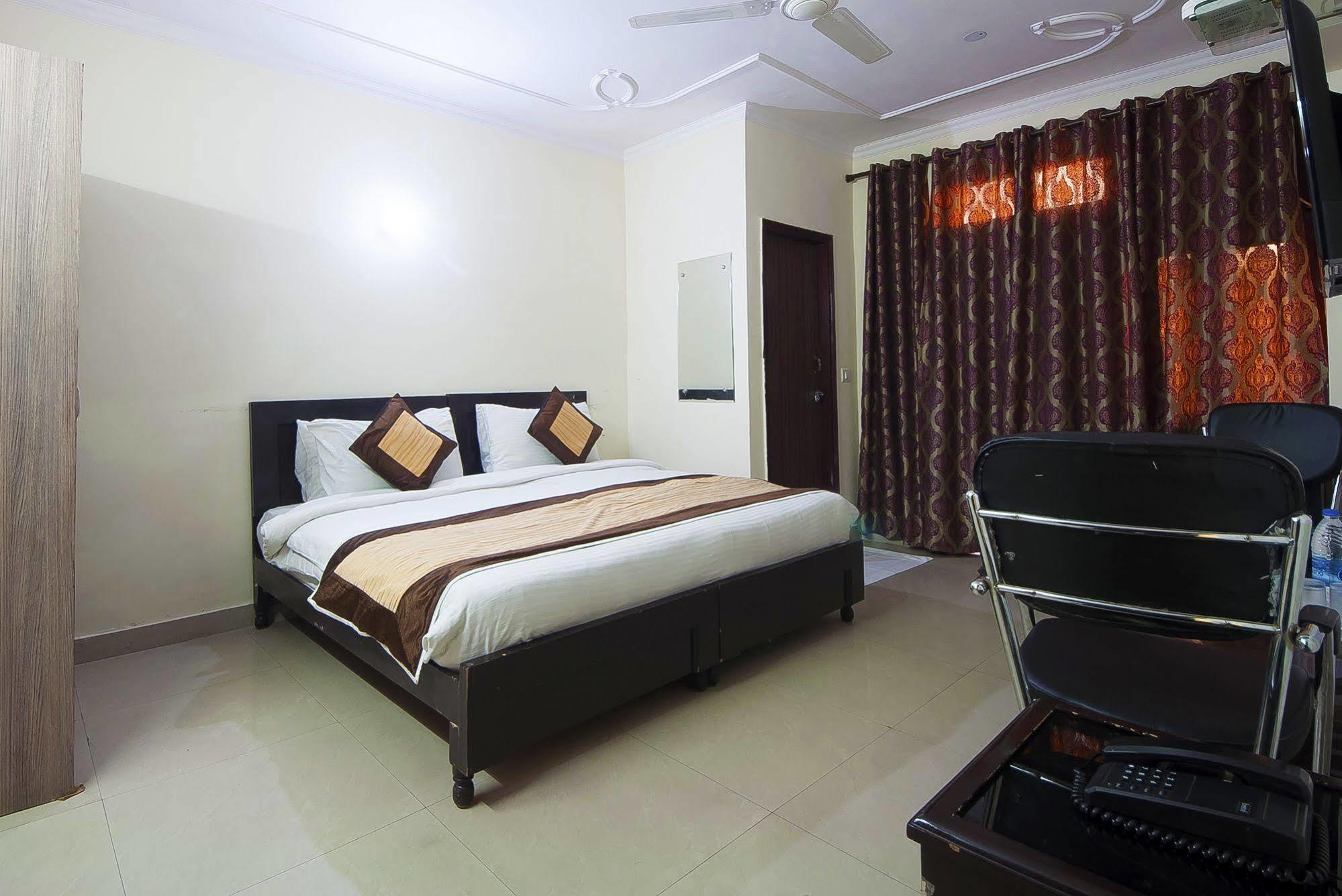 Charanpahari Hotel New Delhi Exteriör bild