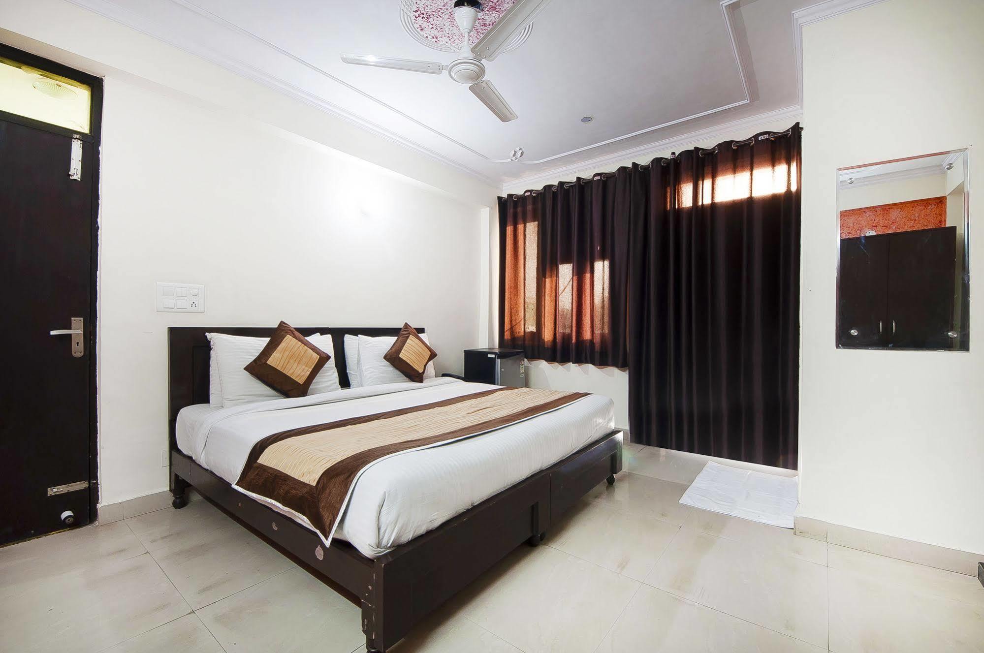 Charanpahari Hotel New Delhi Exteriör bild