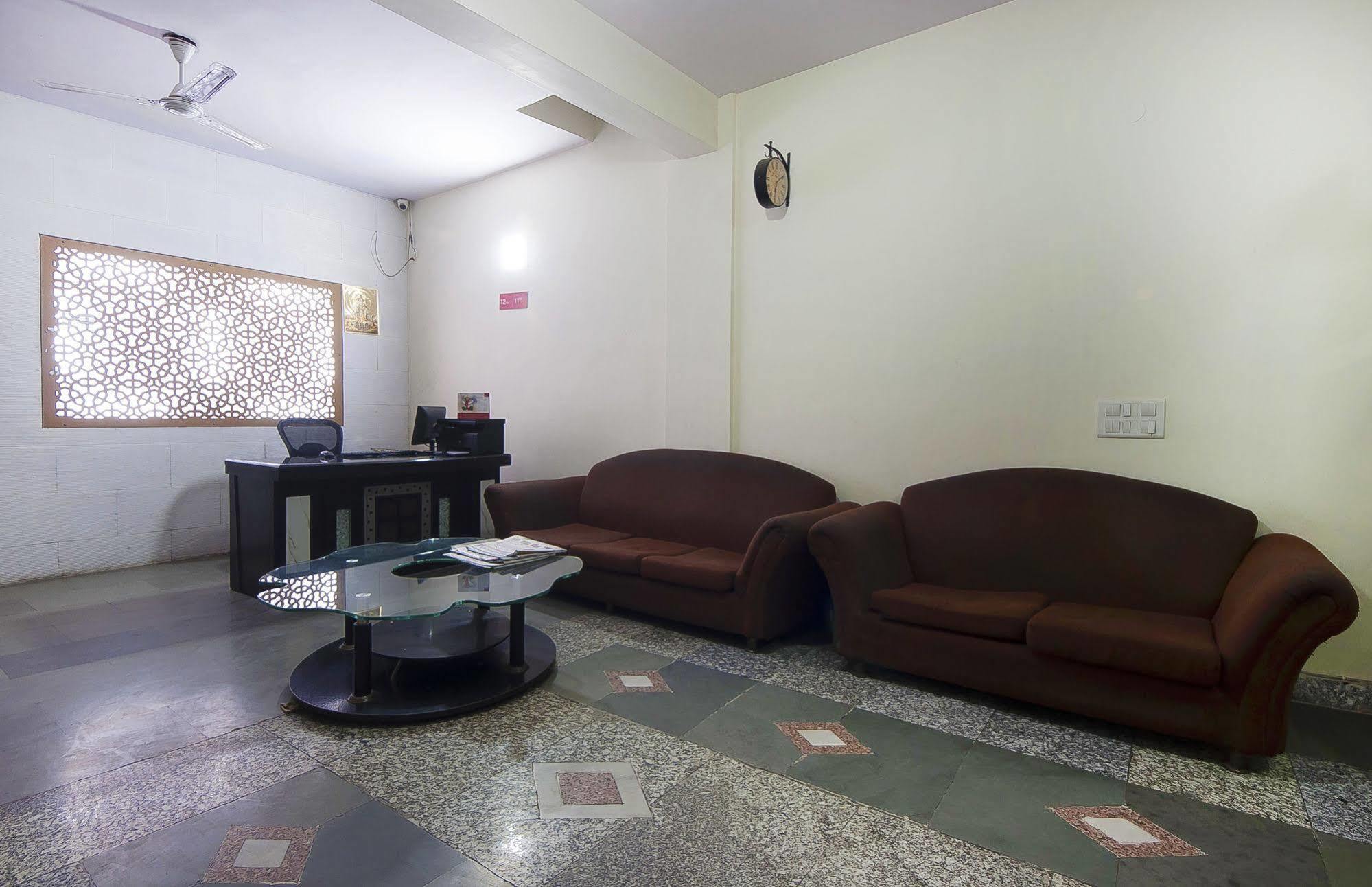 Charanpahari Hotel New Delhi Exteriör bild