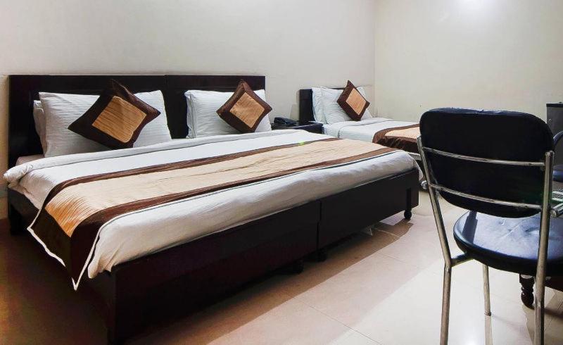 Charanpahari Hotel New Delhi Exteriör bild
