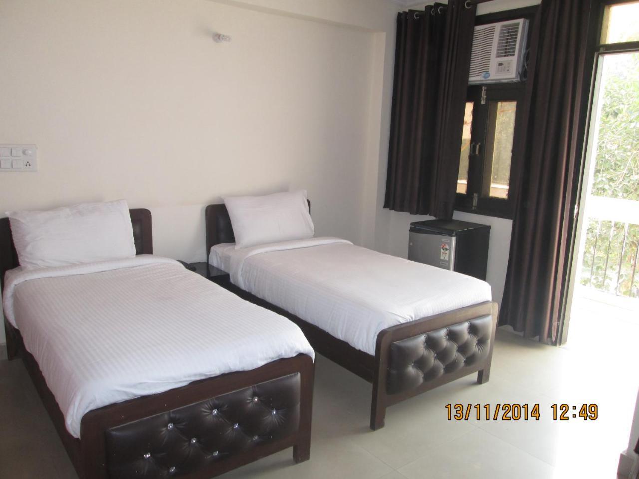 Charanpahari Hotel New Delhi Exteriör bild