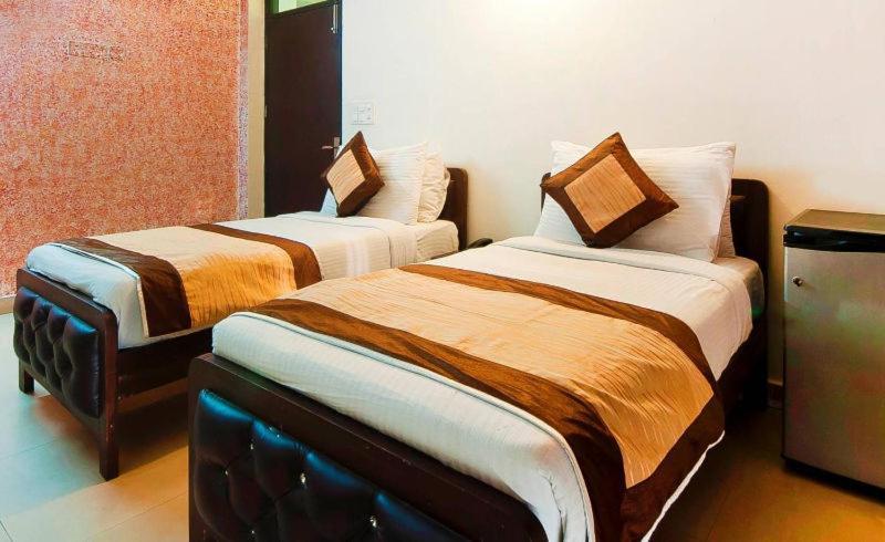 Charanpahari Hotel New Delhi Exteriör bild