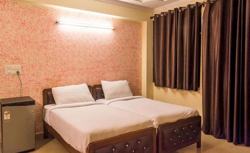 Charanpahari Hotel New Delhi Exteriör bild